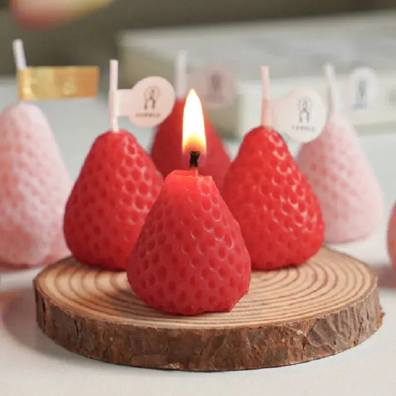 4/6/9PCS Strawberry Shaped Scented Candles Gift Box Handmade Realistic Fruit Scented Aromatherapy Mini Candles Home Decor Gifts Mysterious