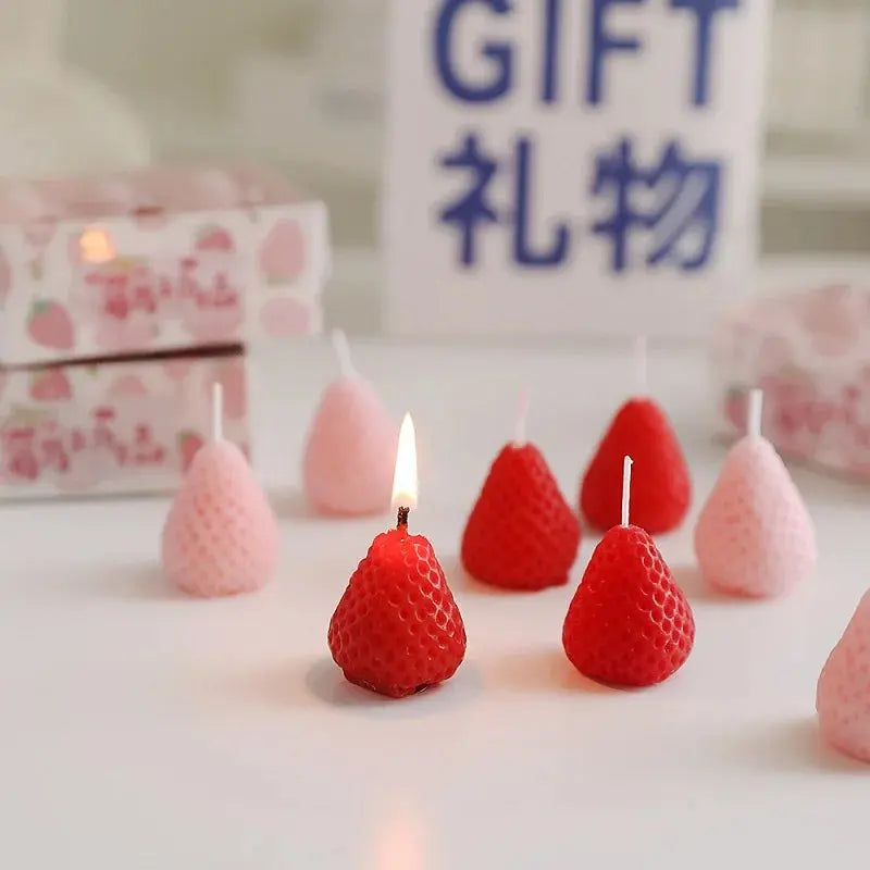4/6/9PCS Strawberry Shaped Scented Candles Gift Box Handmade Realistic Fruit Scented Aromatherapy Mini Candles Home Decor Gifts Mysterious